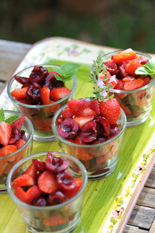 Salade de cerises et fraises à l’agastache